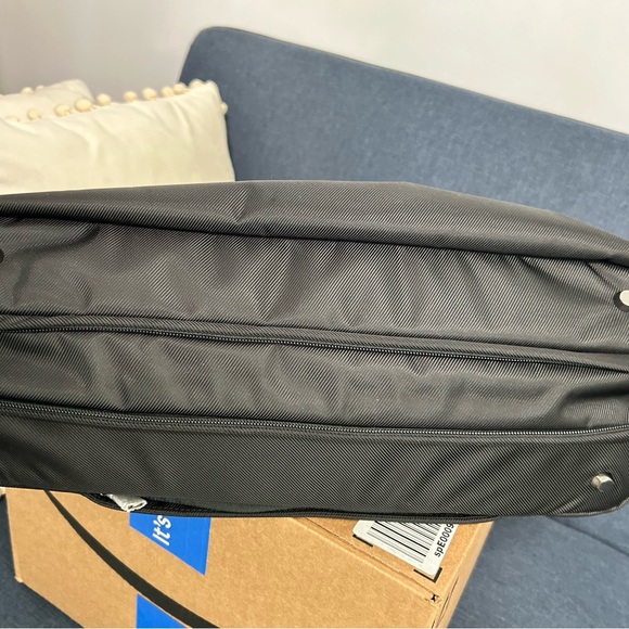 Thule lap top tote. Used once. No tags. - Picture 3 of 7